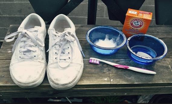 طريقة تنظيف الحذاء الابيض و تبيضه